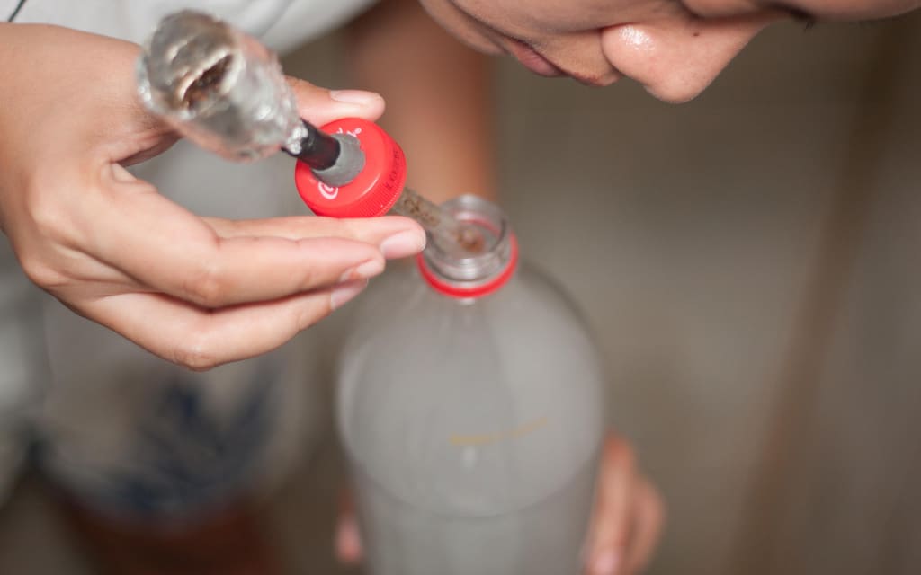 How to Make a Water Bottle Bong – A Creative and Resourceful Smoking Solution