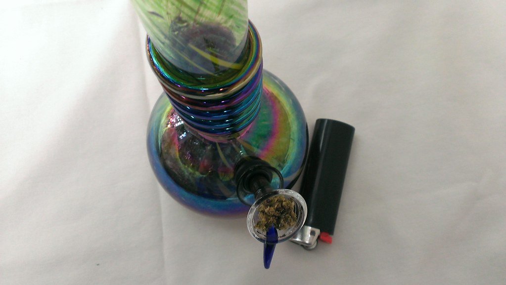 What are some of the best occasions and events to use a glass bong for?
